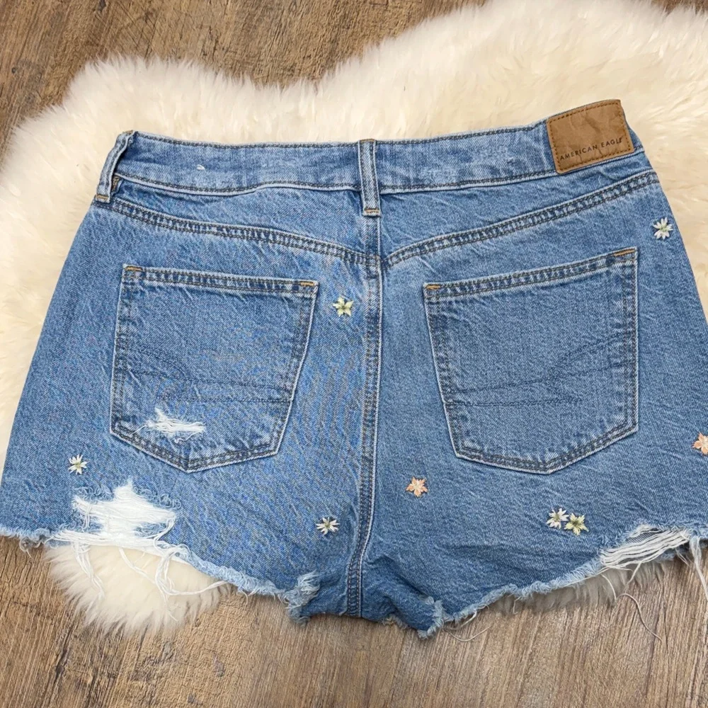 American Eagle women’s Embroidered Light Blue Denim raw hem Shorts size 4 - Picture 3 of 11